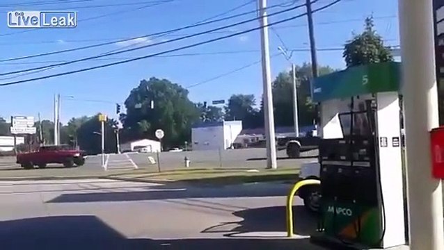Des débiles paradent en camion avec le drapeau des confédérés et bim! ACCIDENT