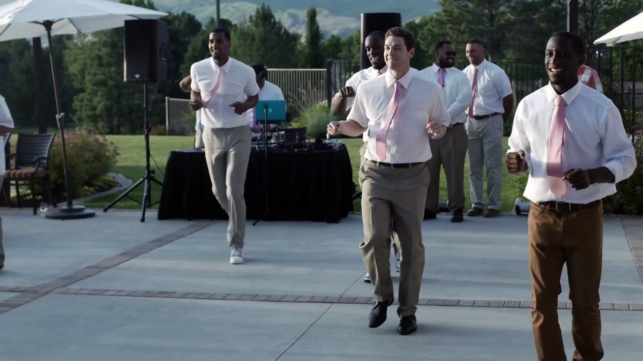 Une équipe de basket danse pour le mariage d'un joueur et c'est juste enorme!