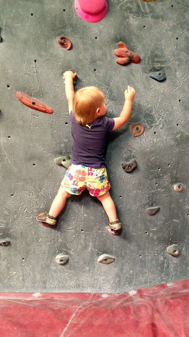 Un bébé monte un mur d'escalade de 2m - Vidéo Dailymotion