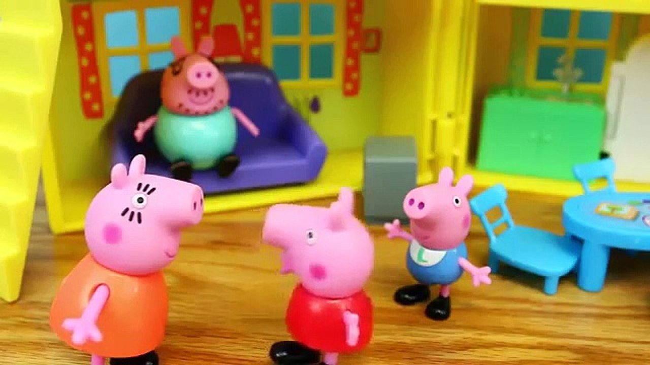 Peppa Pig Roller Coaster Polly Pocket Resort Theme Park DisneyCarToys George Pig Car Crash