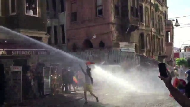 Les policiers turques attaquent les membres de la gay pride à coup de canon à eau