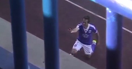 Sergey Levitskiy célèbre son but en demandant sa copine en mariage