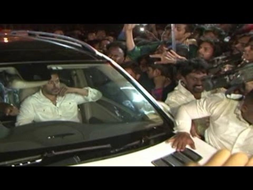 Salman Khan MOBBED by fan & MEDIA