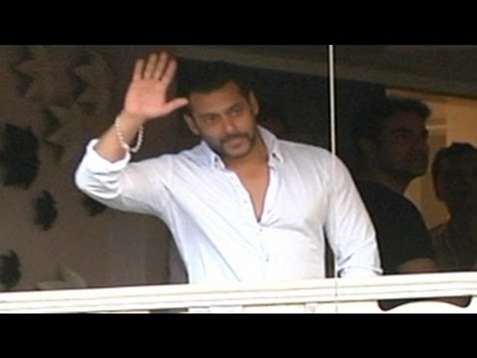 Salman Khan WAVES at his Fans | UNCUT VIDEO | Hit and Run Case Verdict