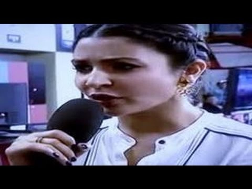 Anushka Sharma ABUSES a reporter