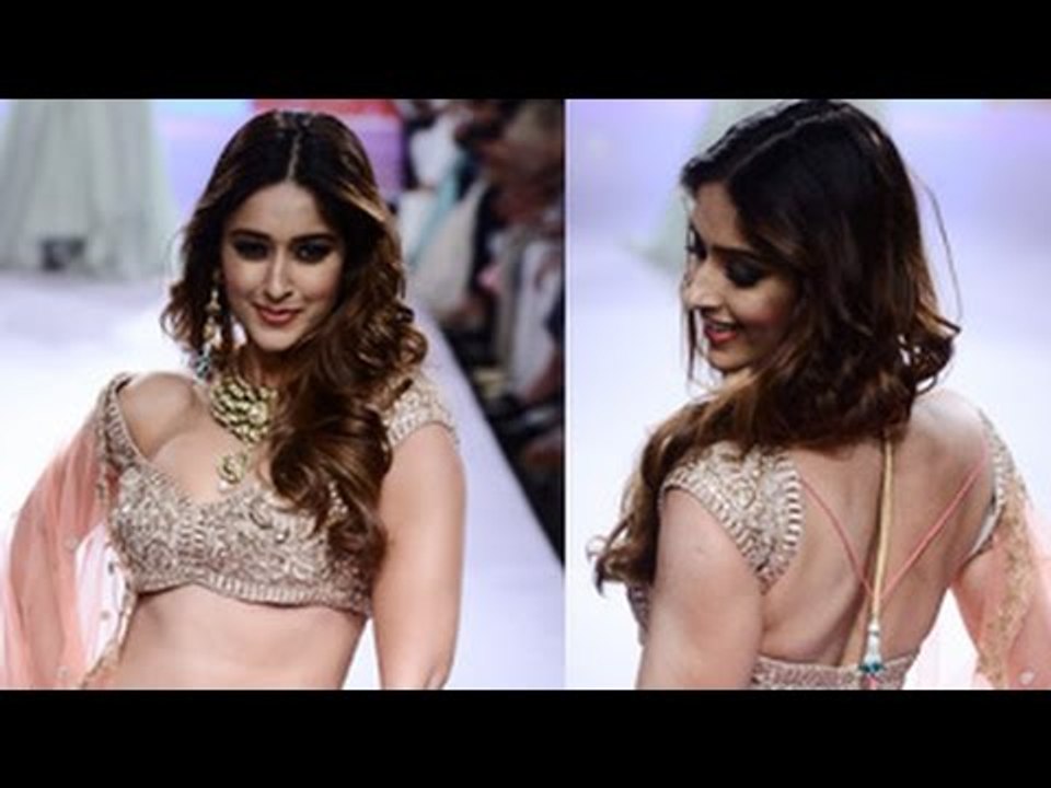 Ileana D'Cruz saved from Wardrobe Malfunction | Lakme Fashion Week 2015