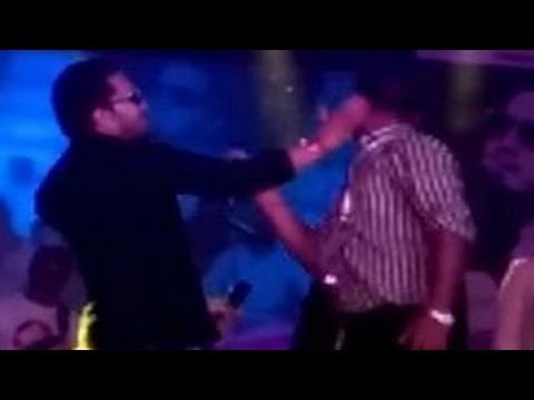Mika Singh SLAPS a fan on STAGE during a CONCERT