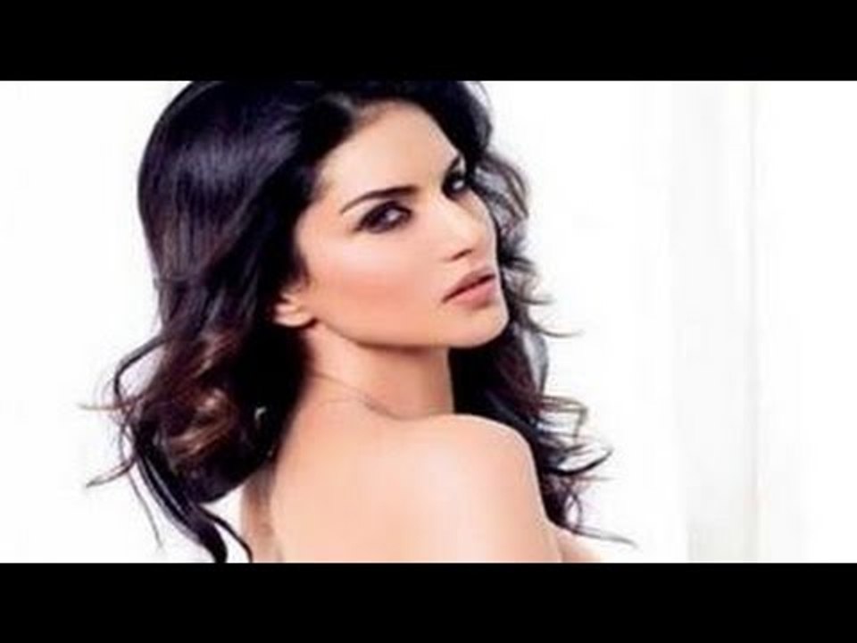Sunny Leone goes TOPLESS at a CARNIVAL