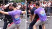 À New-York, un policier danse avec un manifestant pendant la Gay Pride