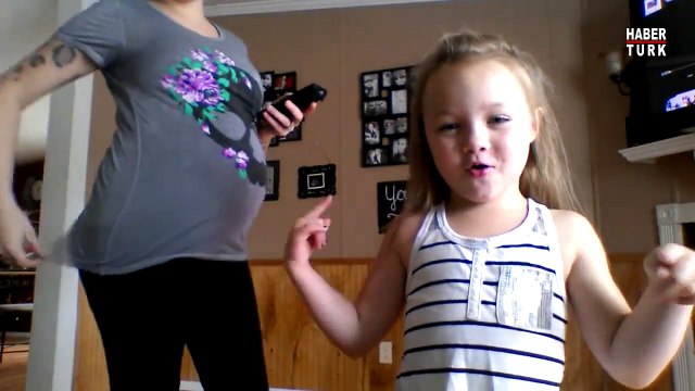 Hamile kadın ve Küçük kızından müthiş dans!