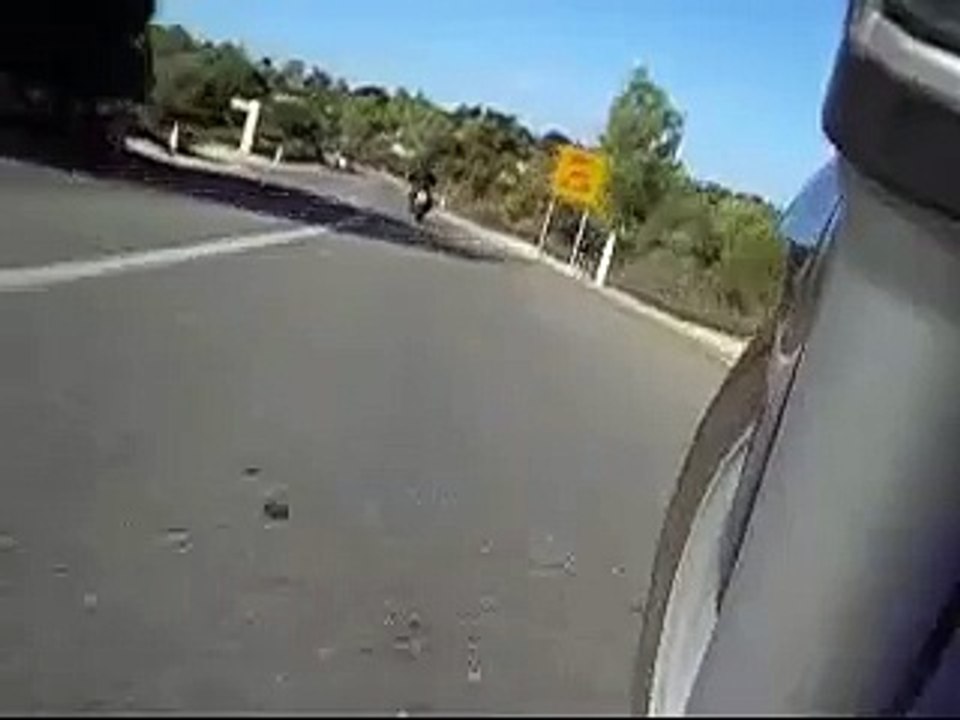 Suzuki GS500 lowside and crashing into a car