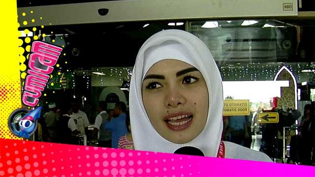 Kenang Almarhum Ayah Nikita Mirzani Umroh - Cumicam 30 Juni 2015