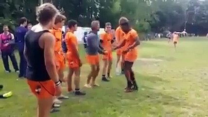 Poignée de main magique d'une équipe de rugby