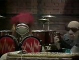 Leo Sayer & the muppets - The Show Must Go On