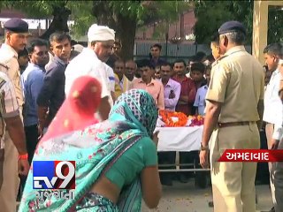 Video herunterladen: Police constable commits suicide in Ahmedabad - Tv9 Gujarati