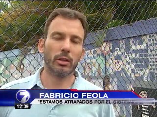 Hombres se encadenan frente a la Defensoría de los Habitantes