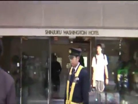 Des nationalistes japonais protestent contre l'invasion des blancs