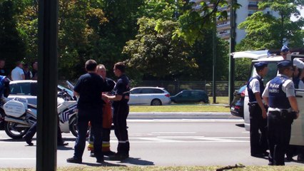 Une auto-échelle des pompiers de Bruxelles dans le décor