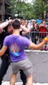 Un policier danse à la gay pride