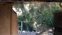 شام ديرالزور البوكمال مخاطرة بطل من الجيش الحر بحياته في سبيل انقاذ زميله المصاب 23 8 2012