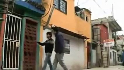 Скачать видео: En Argentina, jóvenes de escasos recursos convierten las calles de su barrio en pasarelas