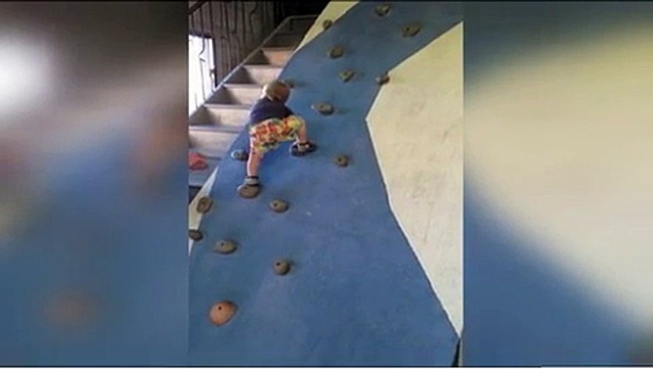 Ellie, un bébé qui a pu escalader les murs avant de pouvoir marcher