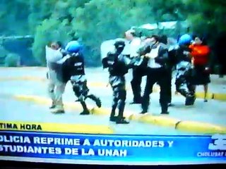 Golpe Honduras - Policía agrede a Rectora UNAH