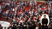 "Il faut honorer la mémoire de Charles Pasqua", dit Valls devant les députés