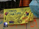 Ottón Solís confronta a jóvenes que rayaron pared en Asamblea Legislativa    