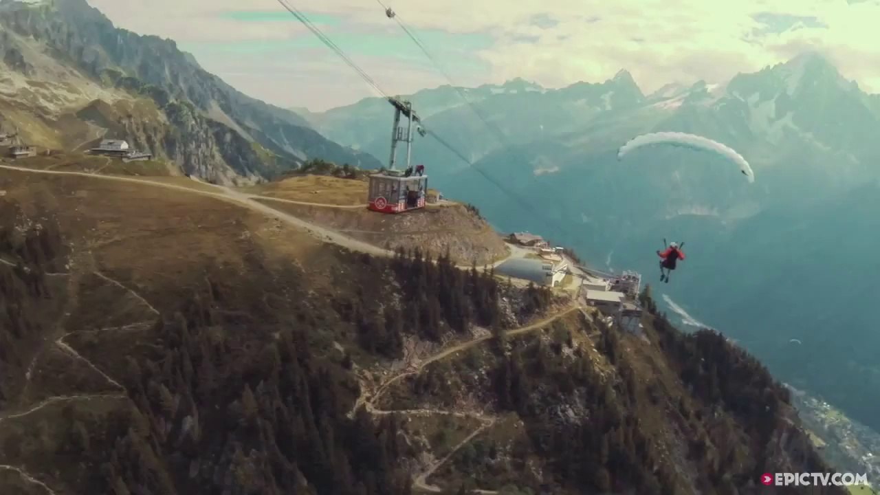 Ce parachutiste atterrit dans une cabine de téléphérique : DINGUE
