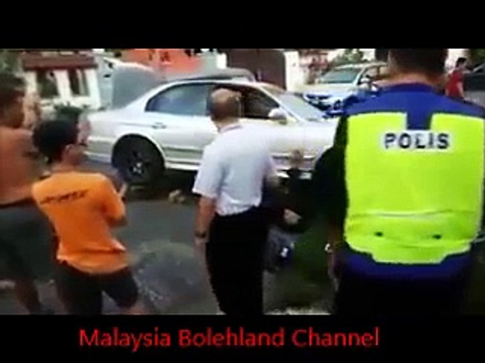 (PADAN MUKA) Perompak Tersepit Bawah Kereta Dilanggar Jiran Mangsa Di Taman Desa Jaya 2015