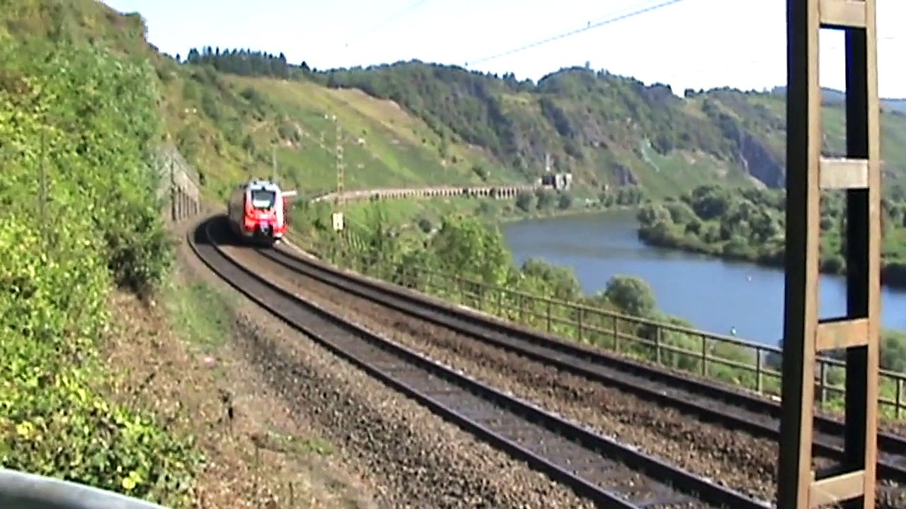 Entspannungsvideo mit Zügen auf dem Pündericher Viadukt bei Reil und einem Schiff auf der Mosel