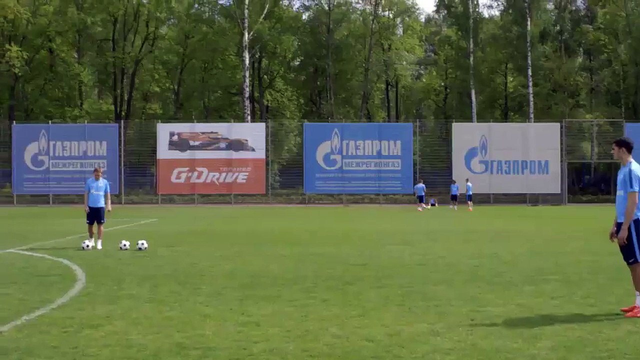 Hulk explose un ballon de foot!