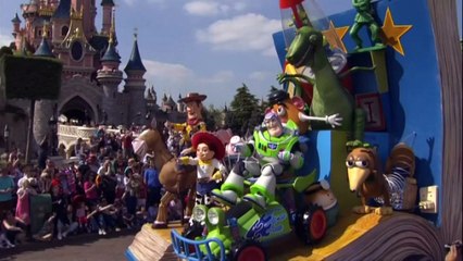Disney bans selfie sticks from theme parks