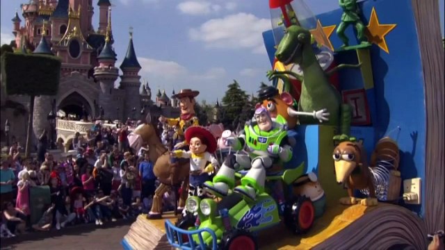 Disney bans selfie sticks from theme parks