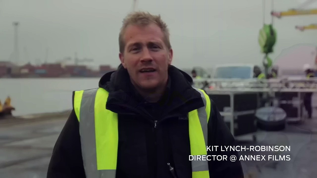 Vidéo : un homme suspendu dans le vide à l'intérieur d'un Ford Transit