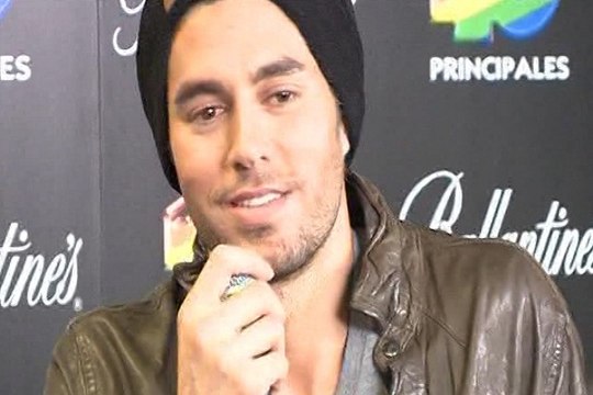 Enrique Iglesias, detenido por conducir con carnet caducado