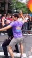 Un policier danse avec un manifestant de la Gay Pride à New York