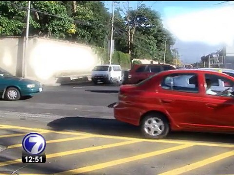 Cada oficial de tránsito debe vigilar a diario 1.800 carros