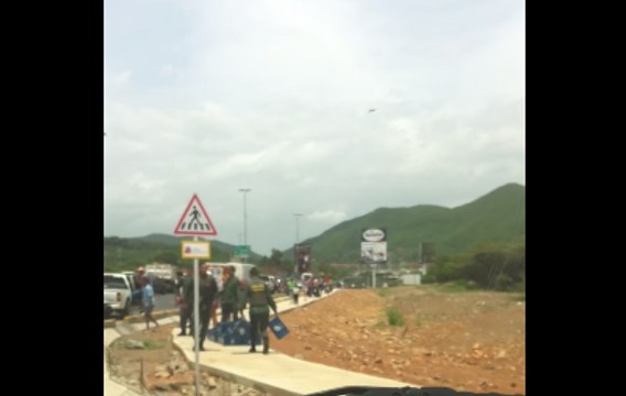 Decenas de personas saquean camión de cervezas en Anzoátegui