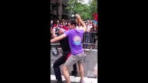 Un policier de la NYPD danse pendant la Gay pride