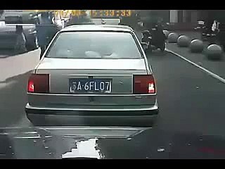 Battle of illegal vehicle and police surveillance camera caught! !