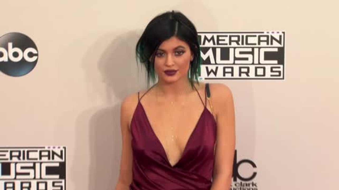 Kylie Jenner zieht in ihr 2.4 Million Euro Calabasas Anwesen