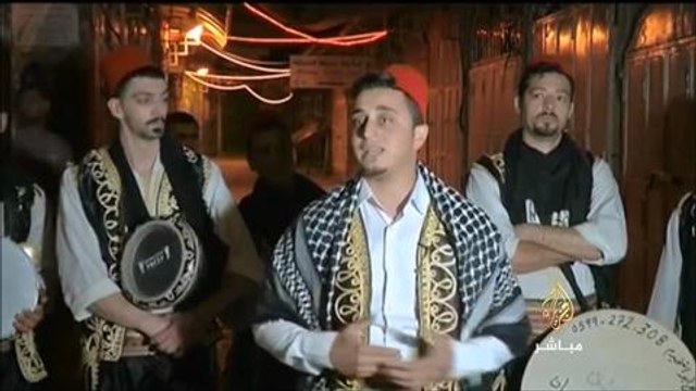 فرقة زفاف فلسطينية تقوم بدور المسحراتي في مدينة الخليل بالضفة الغربية