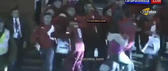 إحتفال لاعبي تشيلي مع جمهورهم خارج الإستاد بعد التأهل للنهائي