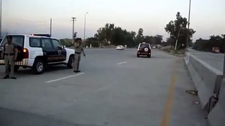 pakistan moterway police beat4.MPG - YouTube