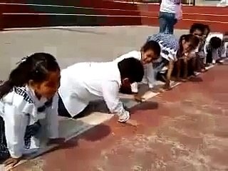 Crianças apostando corrida