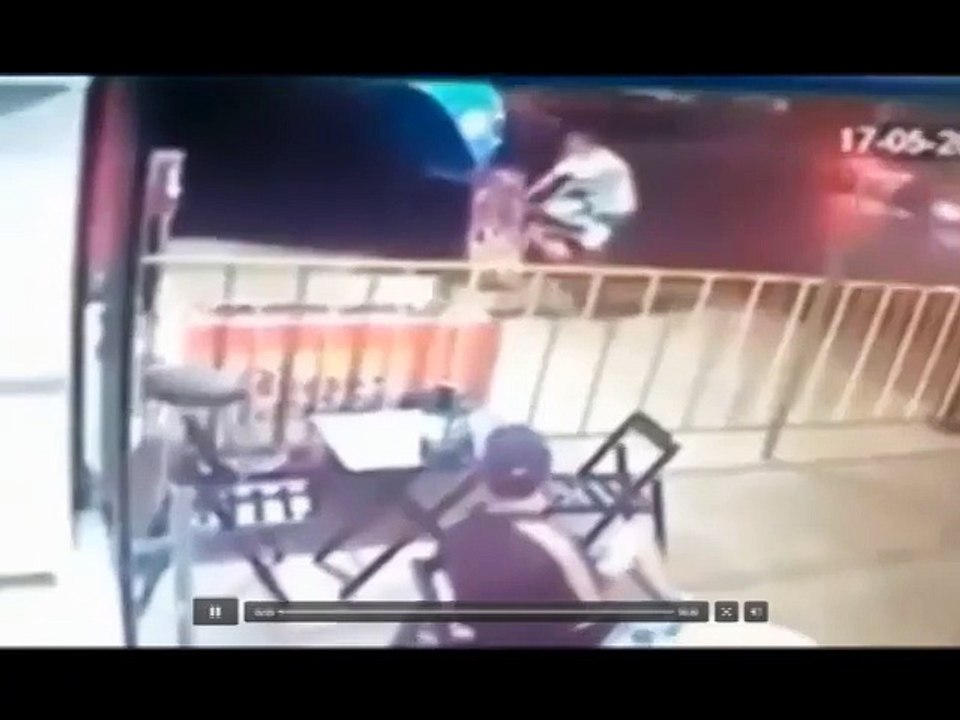 En Brasil asesinan de tres balazos a un hombre mientras cargaba a una niña
