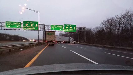 Conductor graba momento cuando furgón pierde control y se estrella en  autopista norteamericana