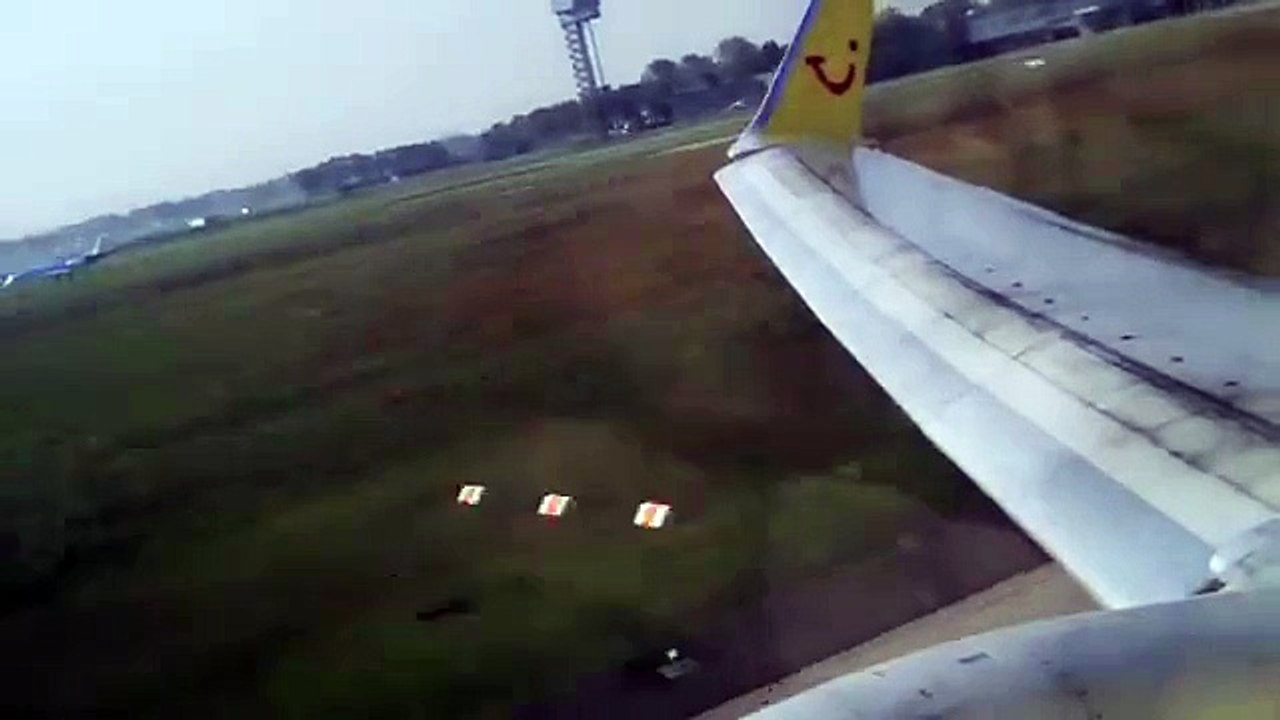 TUIfly Boeing 737-800 long take off in Hannover RWY 09L Langenhagen Airport